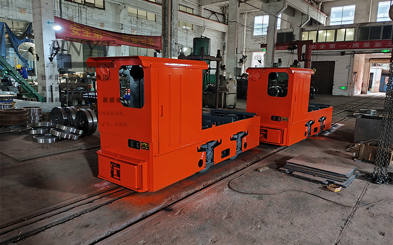 5噸蓄電池電機車發(fā)貨.jpg
