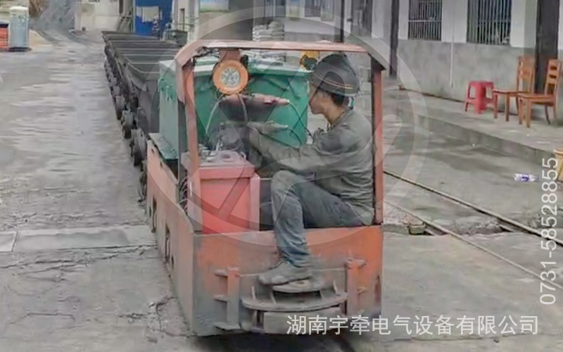 2.5噸防爆蓄電池電機(jī)車現(xiàn)場(chǎng)運(yùn)行視頻.jpg
