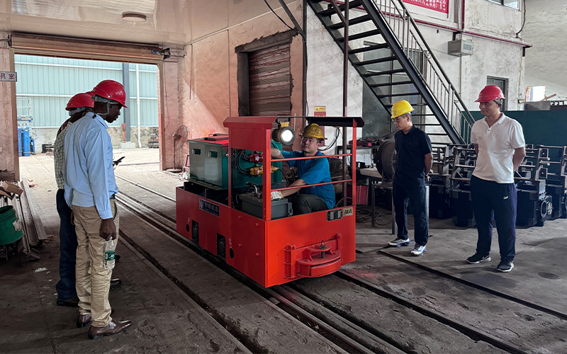 海外客戶來廠采購礦用電機車 2.jpg