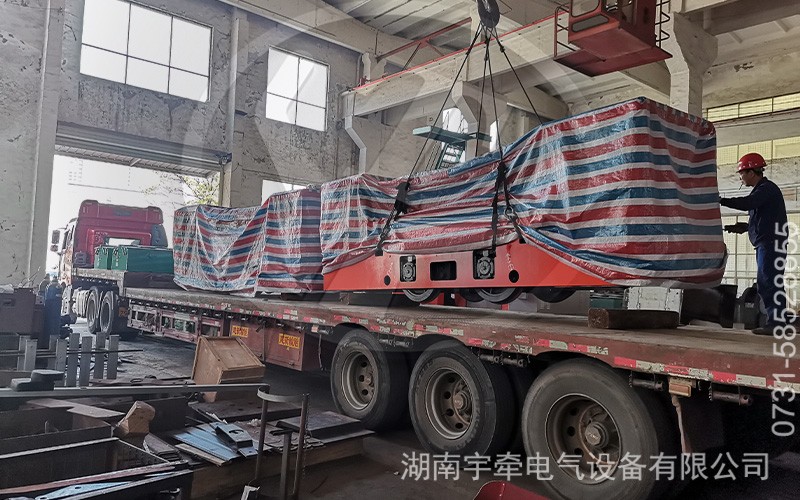 一批雙駕駛室8噸蓄電池電機(jī)車(chē)發(fā)貨.jpg